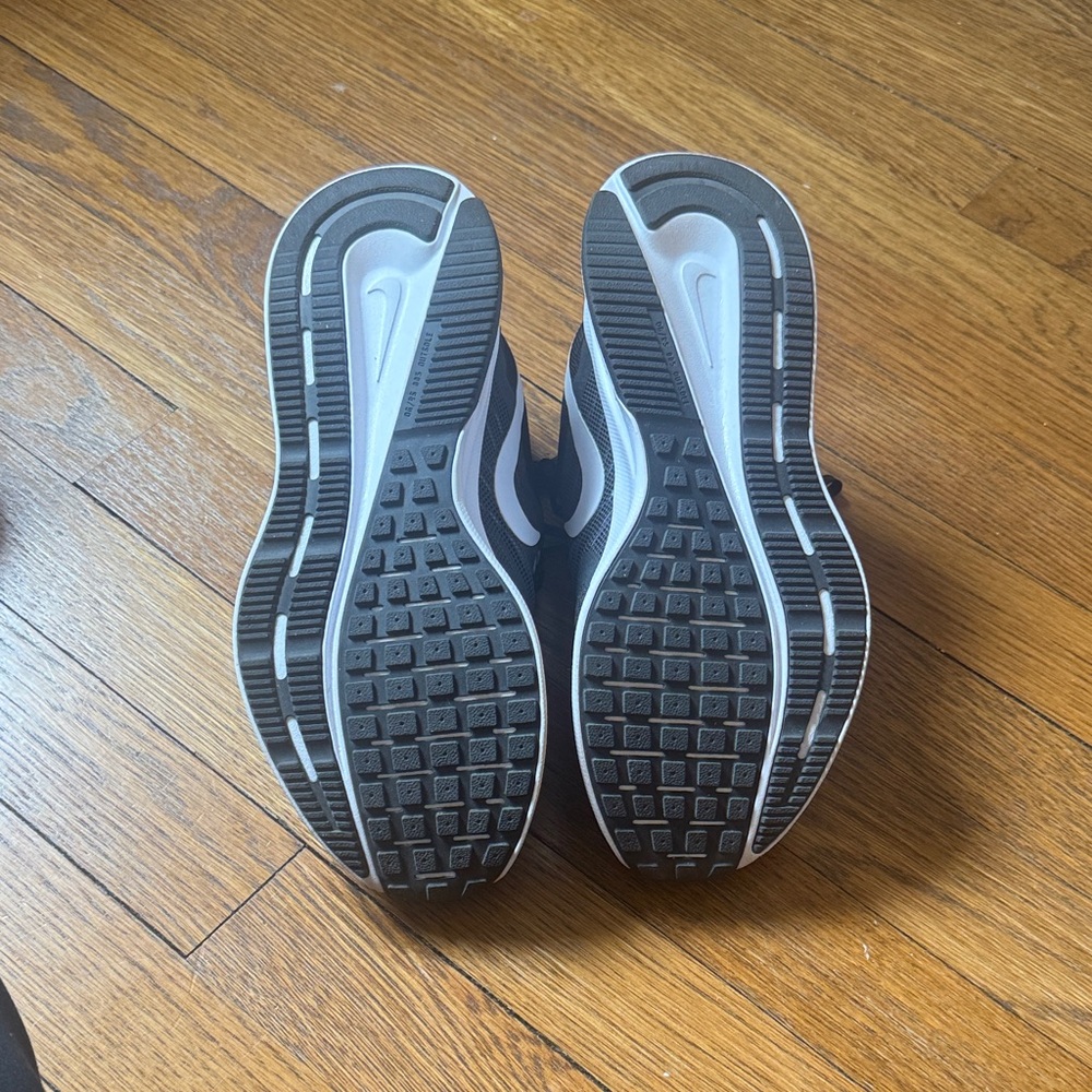 Nike Run Swift 3 women’s Black and White Athletic Sneakers NWT - Picture 7 of 8